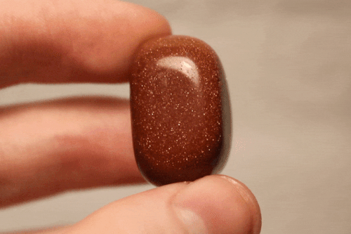 Gif showing how the previously mentioned stone glitters.